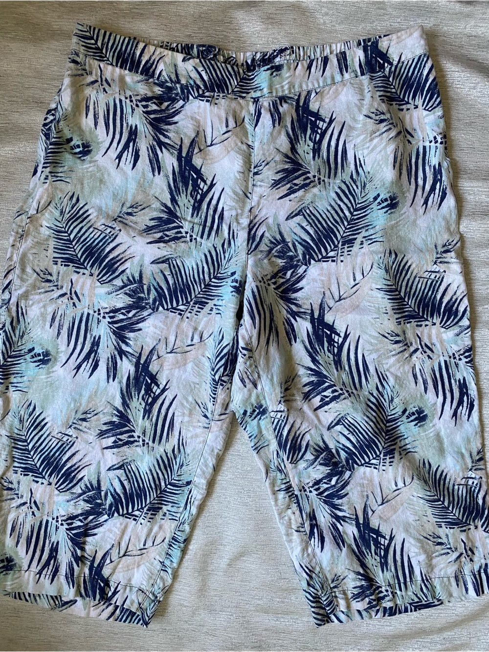 Chico’s Palm-Print Elastic Waist Capri Pant Navy & Cream